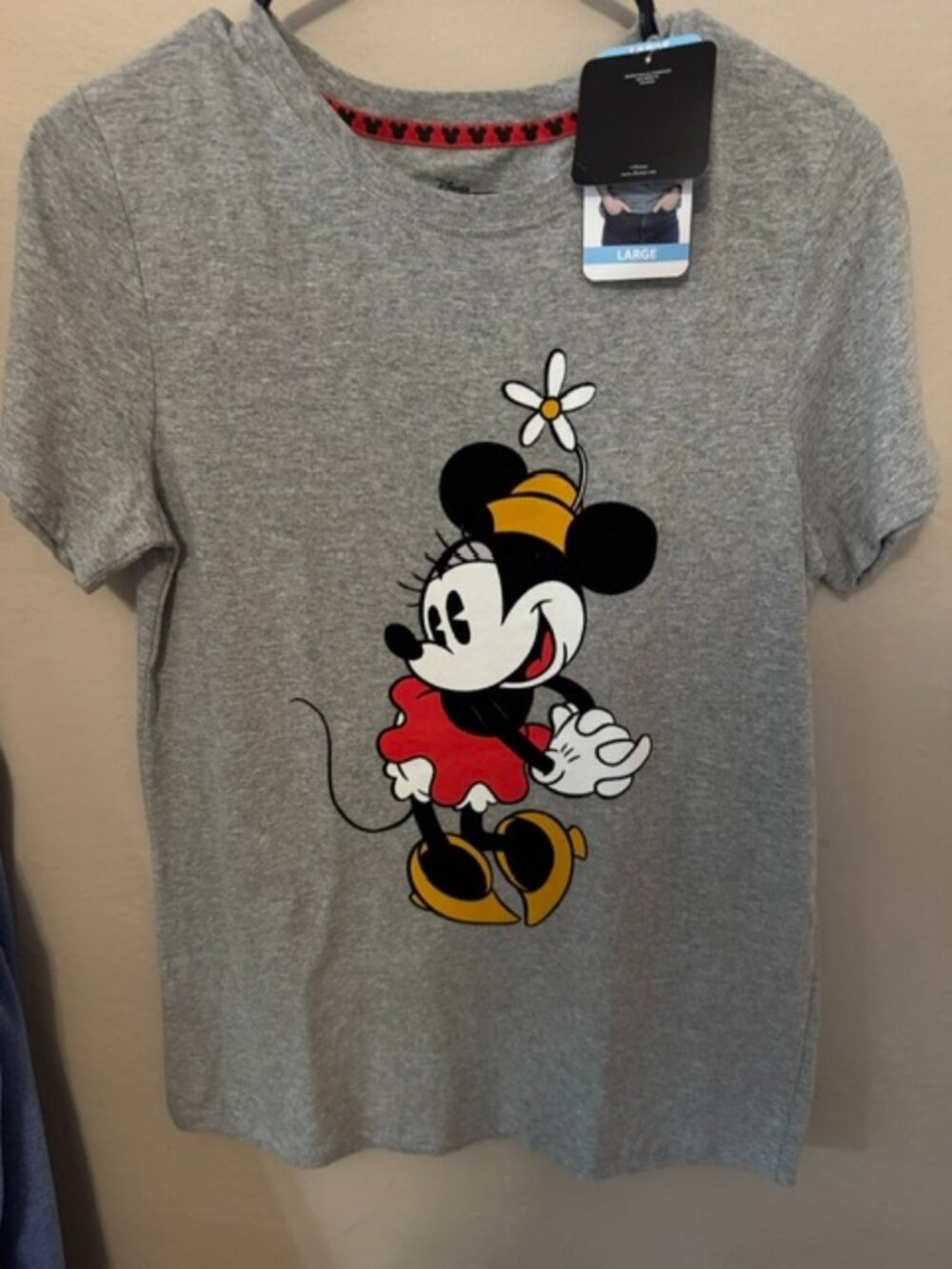Women'[s Disney t-shirt NWT